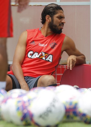 Para comentaristas, zaga do Fla tem que ser mais bem protegida pelo meio