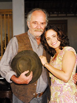 Cláudio Marxo ao lado da atriz Fernanda Vasconcellos durante uma gravação de novela  (Foto: João Miguel Júnior/TV Globo)