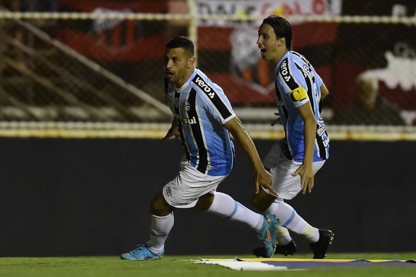Diego Souza (à esq) e Geromel: liderença e experiência do time do Grêmio, que busca a recuperação diante do Criciúma (Foto: Mauro Horita / Grêmio)