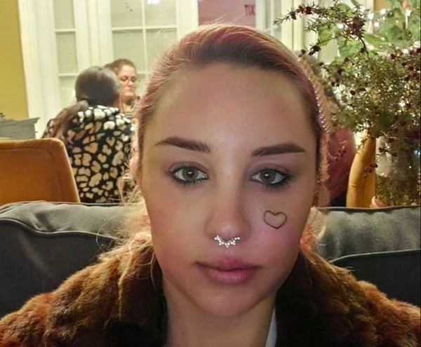 A ex-estrela juvenil Amanda Bynes com a nova tatuagem no rosto (Foto: Instagram)