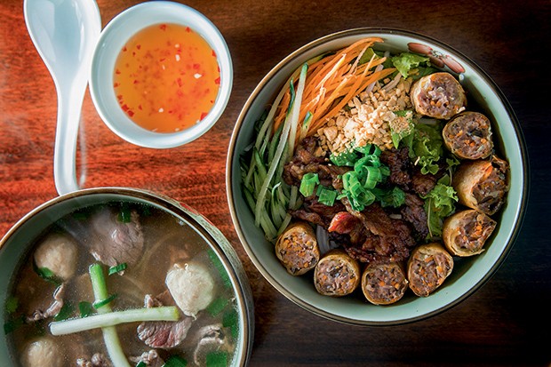 Ho Bun Thit Nuong (espaguete de arroz com carne suína, rolinhos primavera fritos, molhos de peixe e vegetais) do Miss Saigon (Foto: Rogerio Voltan)