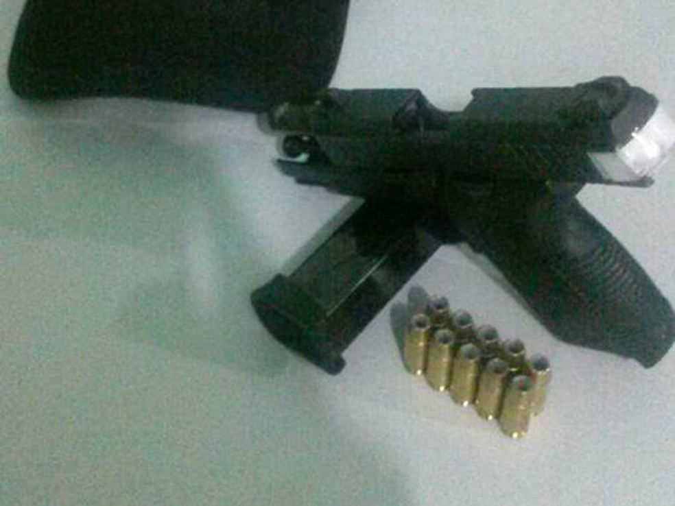 Foi encontrada uma pistola calibre ponto 40, arma de uso restrito das forças armadas. (Foto: Divulgação/PM)