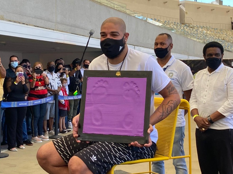 Adriano coloca seus pés na Calçada da Fama do Maracanã — Foto: Fabio Juppa