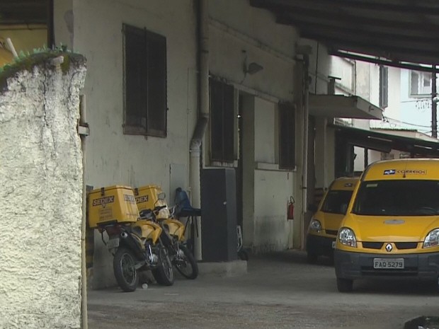 Carros dos Correios na garagem em Santos (Foto: Mariane Rossi/G1)