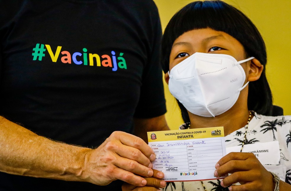 Davi Seremramiwe Xavante, de 8 anos, da tribo Xavante, primeira criança a receber a primeira dose da vacina contra Covid-19 no Brasil. — Foto: ALOISIO MAURICIO/FOTOARENA/ESTADÃO CONTEÚDO