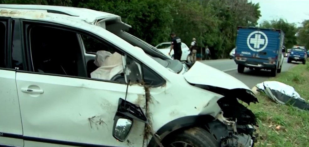 Homem morre e casal fica ferido após carro capotar na BR-415, em Ilhéus — Foto: Reprodução/TV Santa Cruz