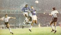 Cruzeiro e Racing disputam final da Sul-Americana em emocionante confronto decisivo.