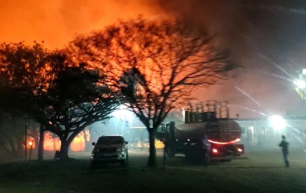 Fumaça de Fogo na margem da pista em Ibitinga (SP) pode ter prejudicado visibilidade — Foto: Arquivo pessoal