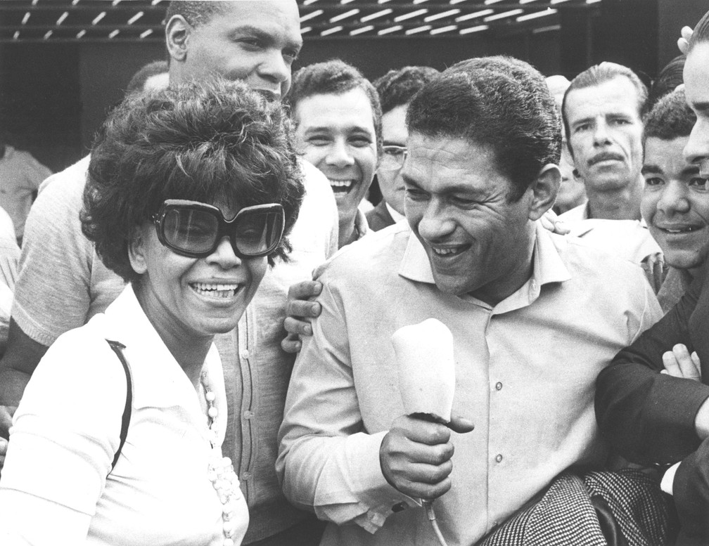 Mané Garrincha e Elza Soares no aeroporto do Galeão. — Foto: ARQUIVO/ESTADÃO CONTEÚDO