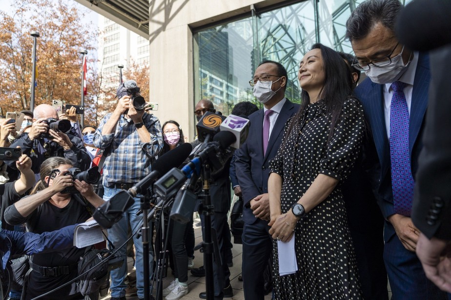 Meng Wanzhou, diretora financeira da Huawei, conversa com a imprensa ao deixar um tribunal em Vancouver no ano passado