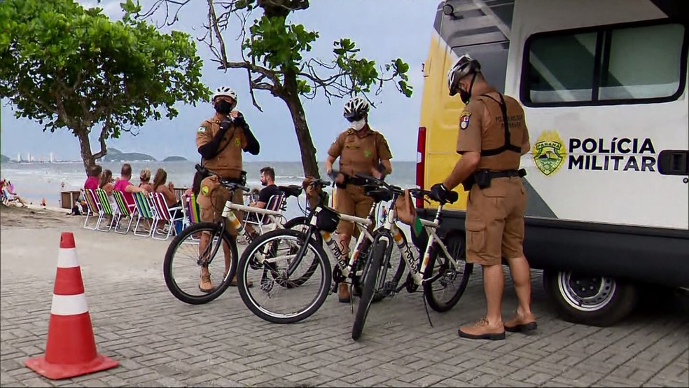 Policiais militares usam bicicleta durante patrulhamento — Foto: RPC Curitiba