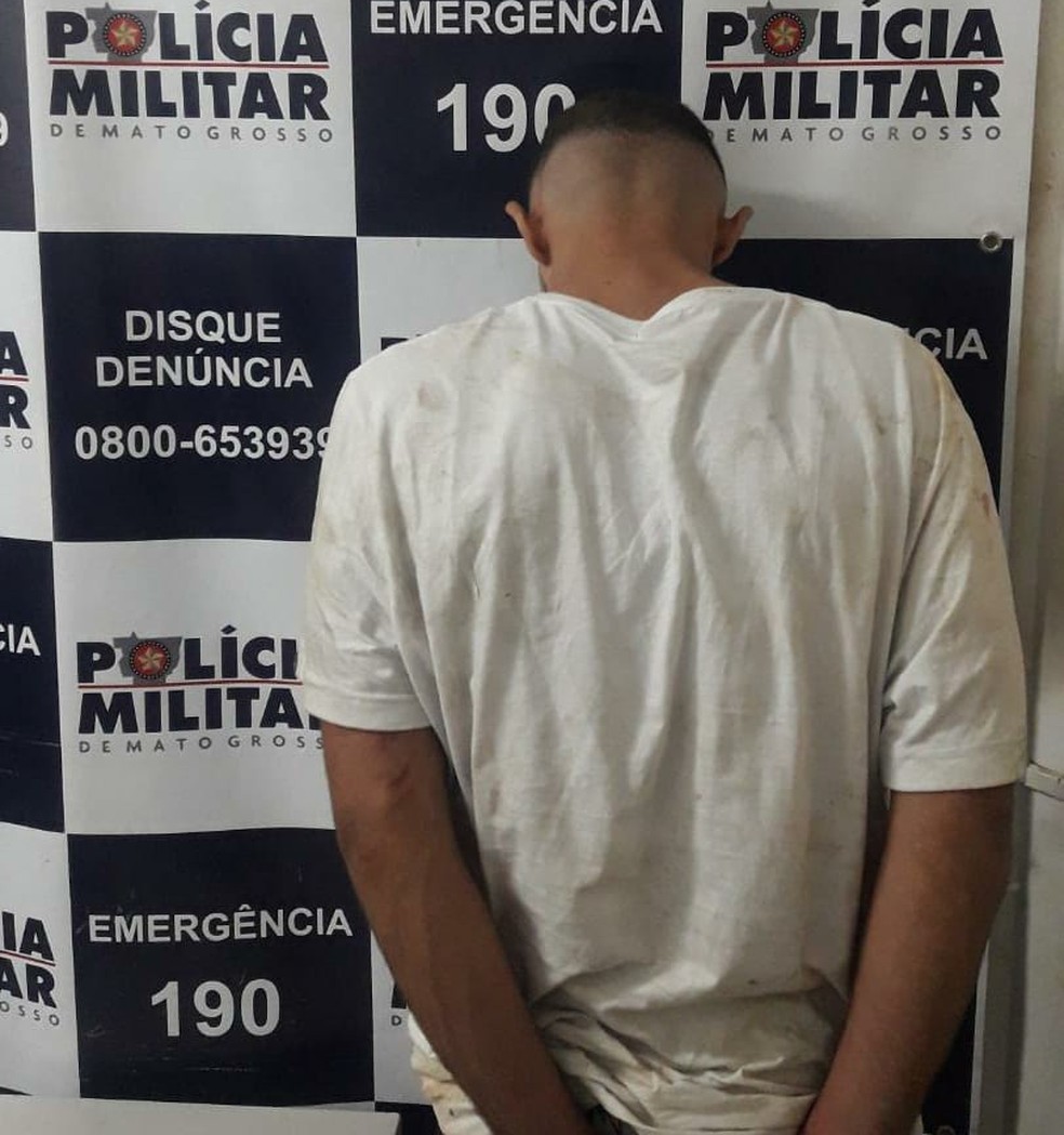 Motociclista foi preso na madrugada desta quinta-feira (12) ao tentar fugir de uma abordagem policial e ser flagrado com R$ 4 mil em notas falsas, em Cuiabá — Foto: Polícia Militar de Mato Grosso/Divulgação