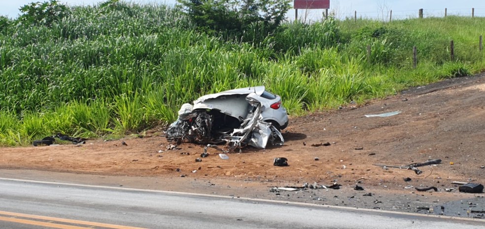 Carro ficou totalmente destruído no acidente — Foto: Monte Aprazível Noticias/Divulgação