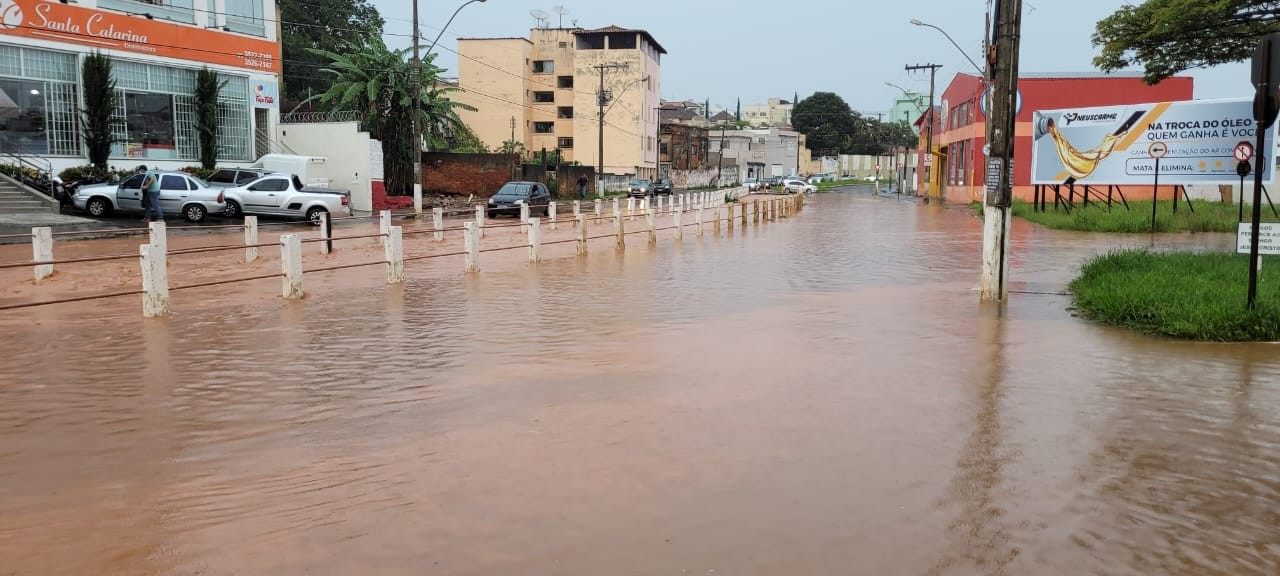 Chuva que alagou avenida e arrastou carro teve 55 milímetros em menos de meia hora em Passos, MG