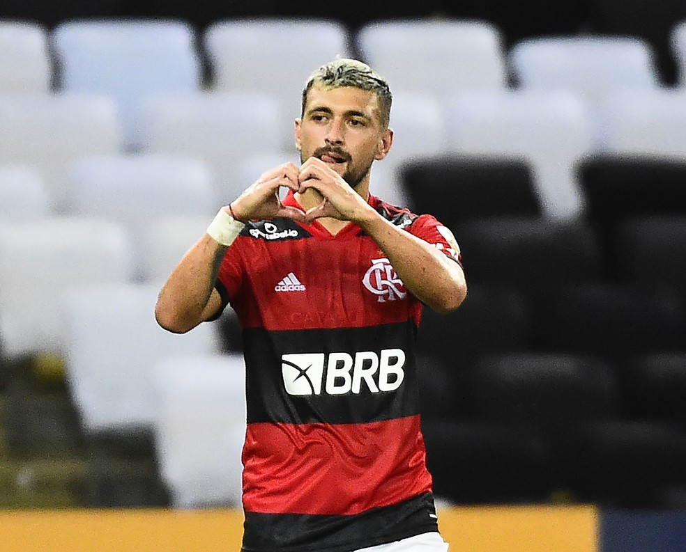 Arrascaeta comemora o segundo gol do Flamengo contra o La Calera — Foto: André Durão