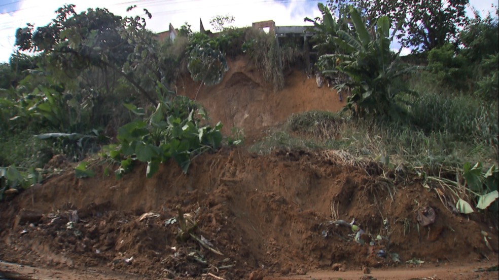 Deslizamento de terra atingiu a pista da Av. Afr&acirc;nio Peixoto, em Salvador. (Foto: TV Bahia)