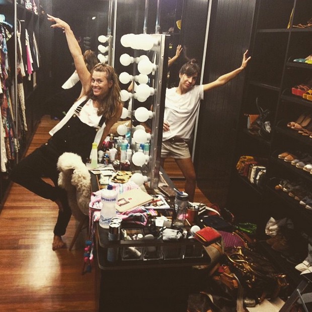 Carolina Dieckmann arruma closet com ajudar de personal organizer (Foto: Reprodução/Instagram)