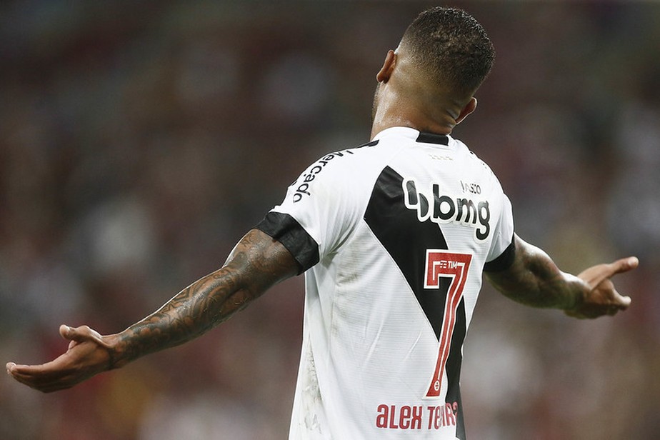 Alex Teixeira na eliminação do Vasco para o Flamengo, pela semifinal do Carioca, no Maracanã