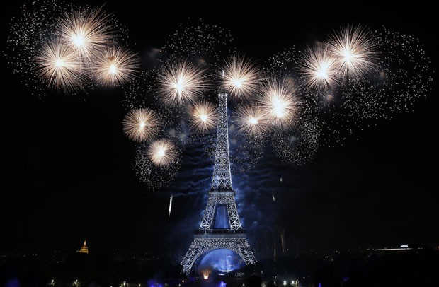 PARIS, FRANCE - JULY 14: Fireworks burst around the Eiffel Tower as part of Bastille Day celebrations on July 14, 2016 in Paris, France. Bastille Day commemorates the storming by Parisians of the Bastille fortress and prison on July 14, 1789 in Paris. (Ph (Foto: Getty Images)
