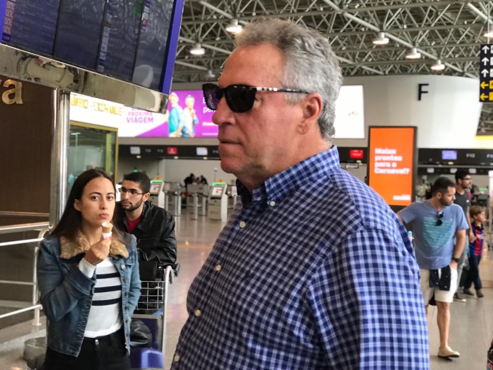 Abel Braga no embarque para a Bol�via. Treinador vai repetir o time que venceu a Portuguesa, na quinta � Foto: Cah� Mota