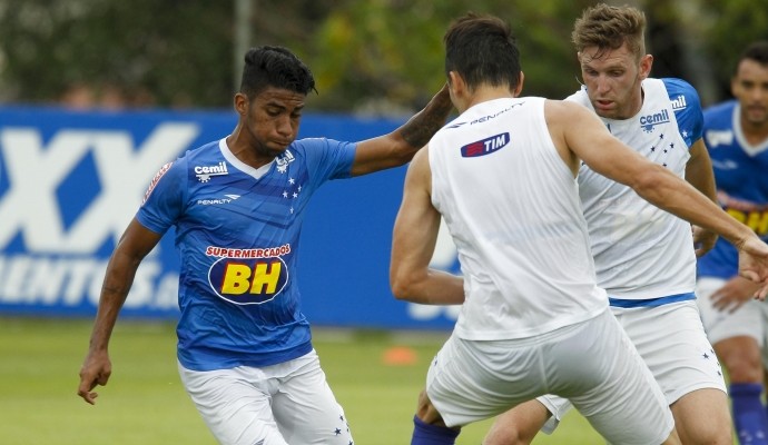 Luiz Fernando, meia do Cruzeiro (Foto: Washington Alves / Light Press)