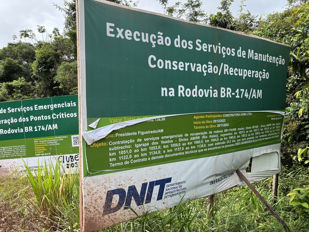 Placas de obras do Dnit em BR-174, uma atrás da outra, se contradizem em datas — Foto: Caíque Rodrigues/g1 RR