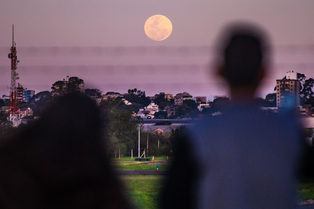 Vista da lua cheia de agosto, conhecida como "lua cheia do esturjão", a partir de Porto Alegre, nesta quinta- feira, 11 de agosto de 2022.  — Foto:  EVANDRO LEAL/ENQUADRAR/ESTADÃO CONTEÚDO