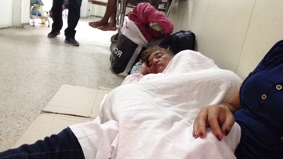Monique Marques, de 49 anos, precisou ser acomodada em um papelão para aguardar atendimento no Hospital Deoclécio Marques (Foto: Cedida)
