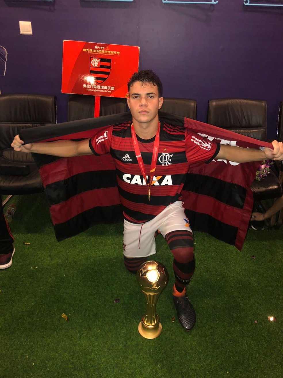Daniel Cabral com a ta&ccedil;a da Copa Evergrande (Foto: Arquivo Pessoal)