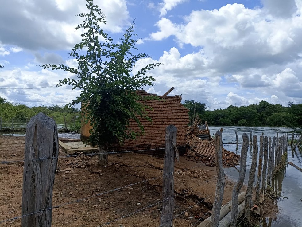 Cheia do Açude Ubaldinho, em Cedro, afeta estrutura de residências próximas. — Foto: Corpo de Bombeiros/Reprodução