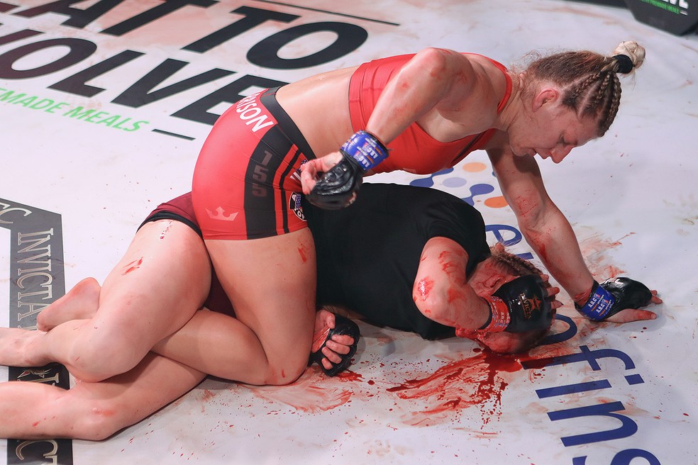 Kayla Harrison deu uma surra em Courtney King quando desceu ao peso-pena no Invicta FC, em novembro de 2020 — Foto: Reprodução/Twitter