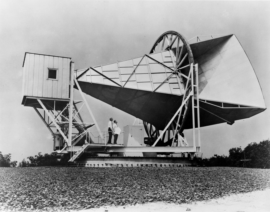 Arno Penzias e Robert Wilson na antena Holmdel Horn de 15 metros que proporcionou a descoberta mais notável da dupla
