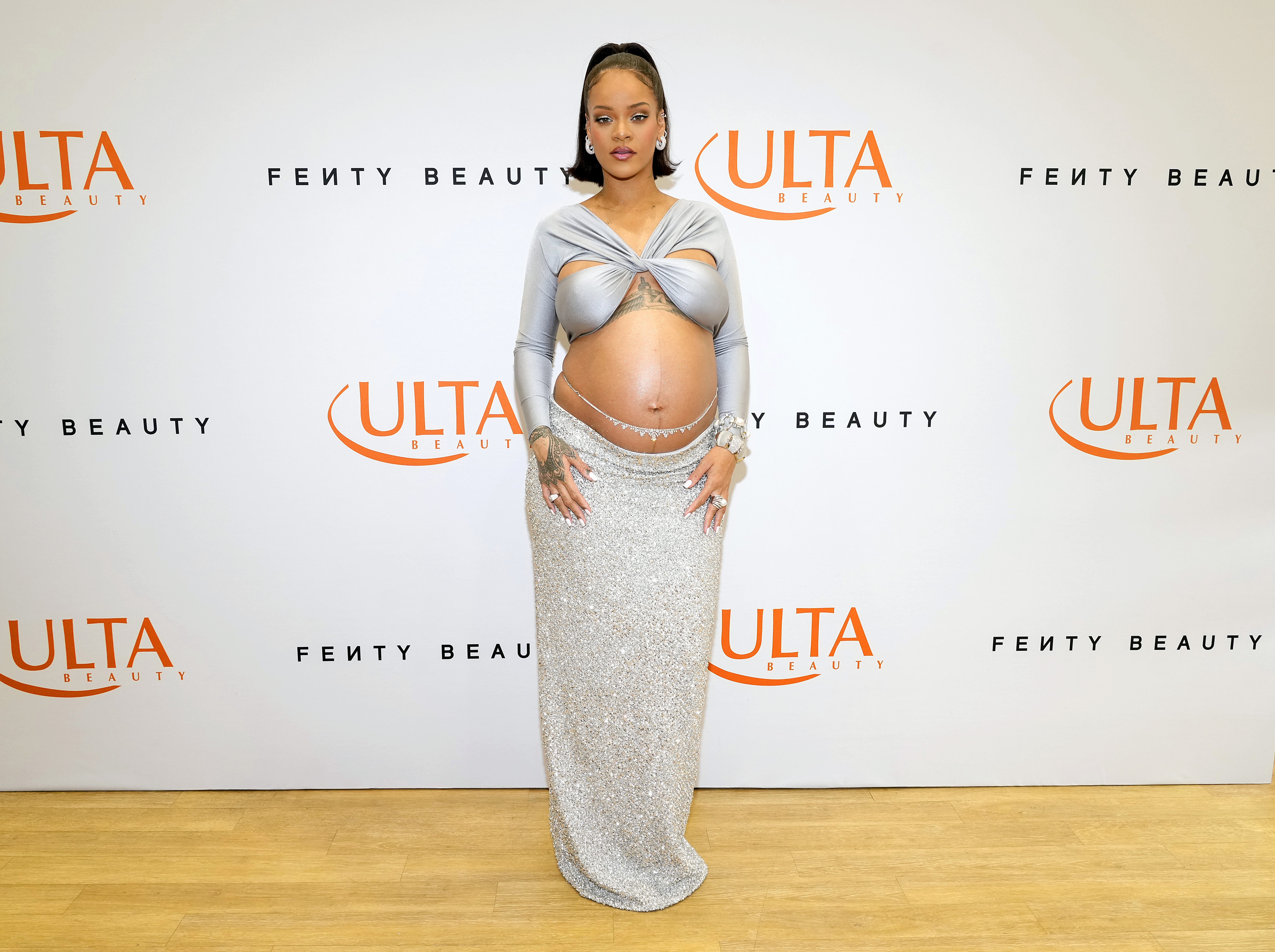 LOS ANGELES, CALIFORNIA - MARCH 12: Rihanna celebrates the launch of Fenty Beauty at ULTA Beauty on March 12, 2022 in Los Angeles, California. (Photo by Kevin Mazur/Getty Images for Fenty Beauty by Rihanna) (Foto: Getty Images for Fenty Beauty by)