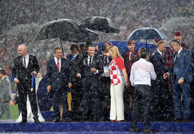 Durante a premiação da Copa do Mundo 2018, a presidente da Croácia Kolinda Grabar-Kitarović chamou a atenção ao ficar na chuva (Foto: Matthias Hangst/Getty Images)