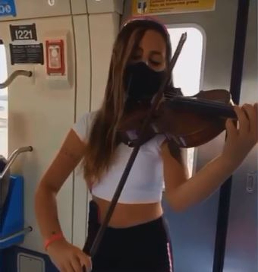 'Violinista Chavosa' se apresenta nos vagões do metrô — Foto: Maria Luiza Kaluzny/arquivo pessoal