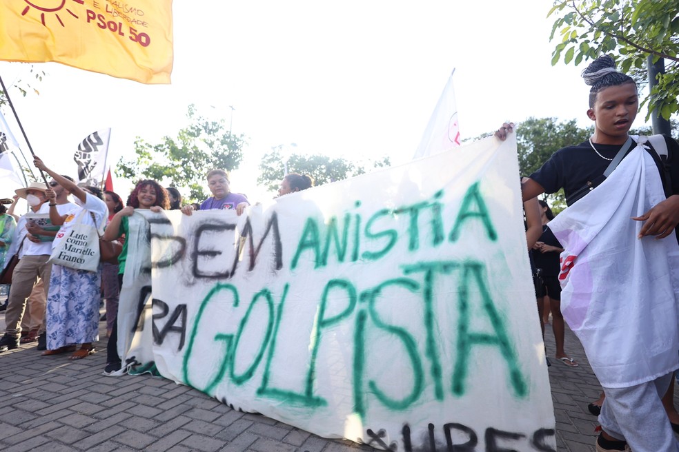 Manifestantes se re&uacute;nem em ato a favor da democracia em S&atilde;o Lu&iacute;s (MA) &mdash; Foto: Matheus Soares/Grupo Mirante