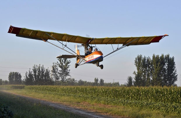 He Yide, de 5 anos, pilotou um planador por 35 minutos no último sábado  (Foto: Stringer/Reuters)