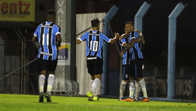 E agora, Henrique? Ataque em alta esquenta disputa por vaga no Grêmio