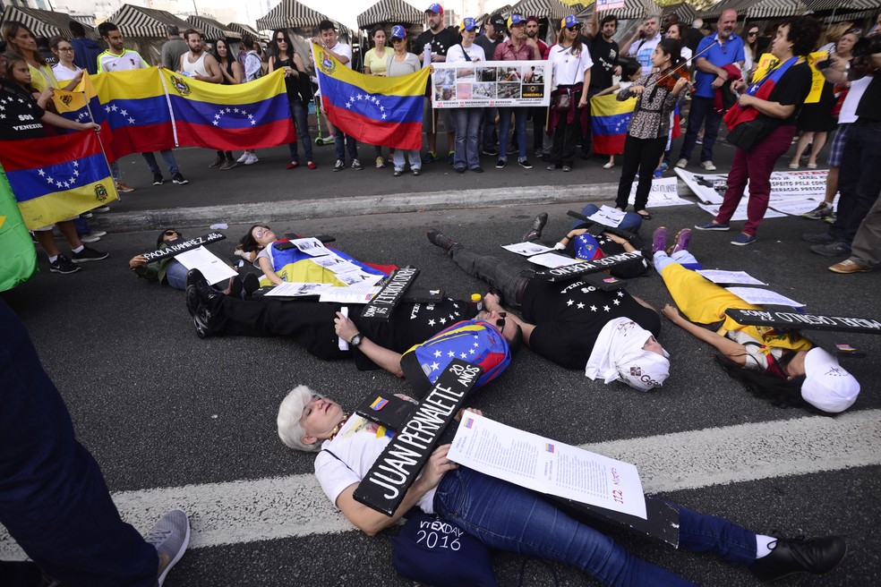 Venezuelanos que moram no Brasil e manifestantes contrários ao governo do presidente venezuelano Nicolás Maduro protestam no vão livre do Masp (Foto: Cris Fraga/Fox Press Photo/Estadão Conteúdo)
