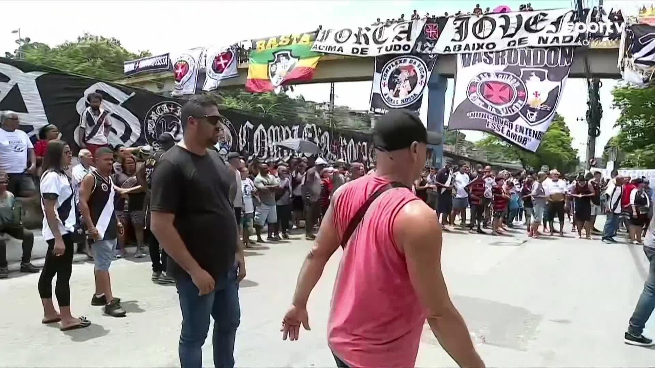 Torcedores fazem fila em Duque de Caxias para se despedir de Roberto Dinamite