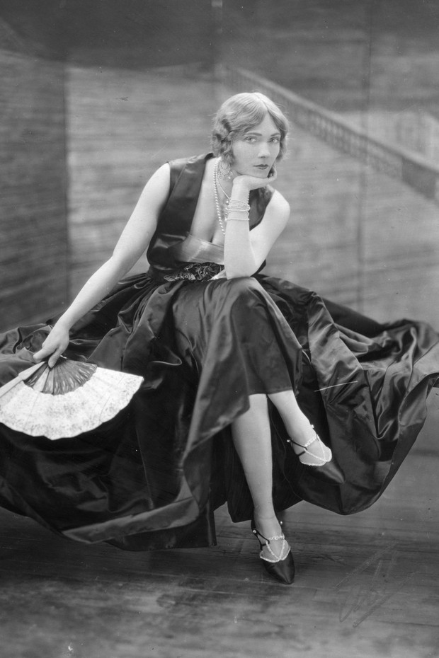 A atriz Gilda Gray com um vestido preto Lanvin, na década de 1920 (Foto: Getty Images)