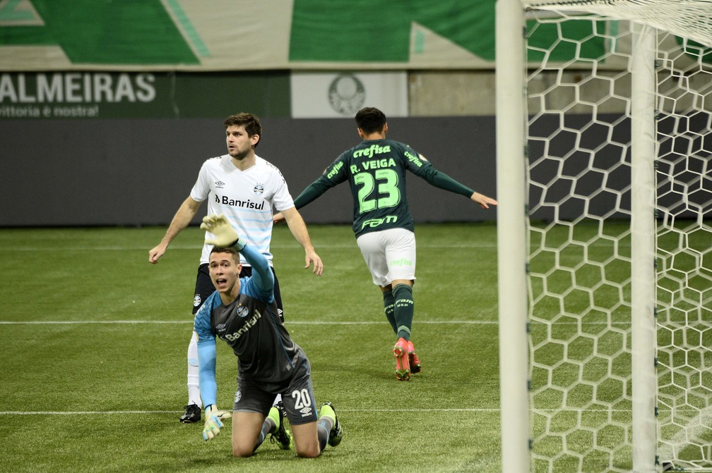 Raphael Veiga vibra ao abrir o placar no Allianz Parque — Foto: Marcos Ribolli