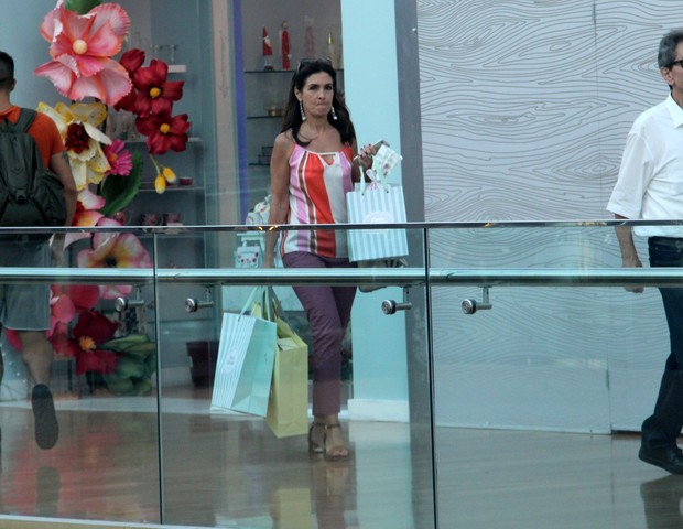 Fátima Bernardes fazendo compras em shopping do Rio (Foto: J Humberto/ Agnews)