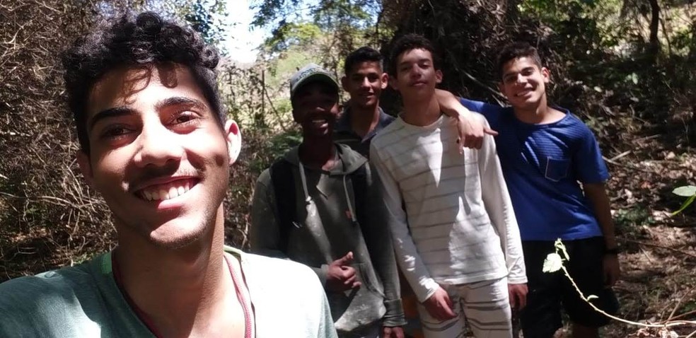 Estudantes do povoado do Machado, após as entrevistas, saíram numa trilha em busca dos cenários descritos pelos pais e avós. — Foto: Arquivo Pessoal
