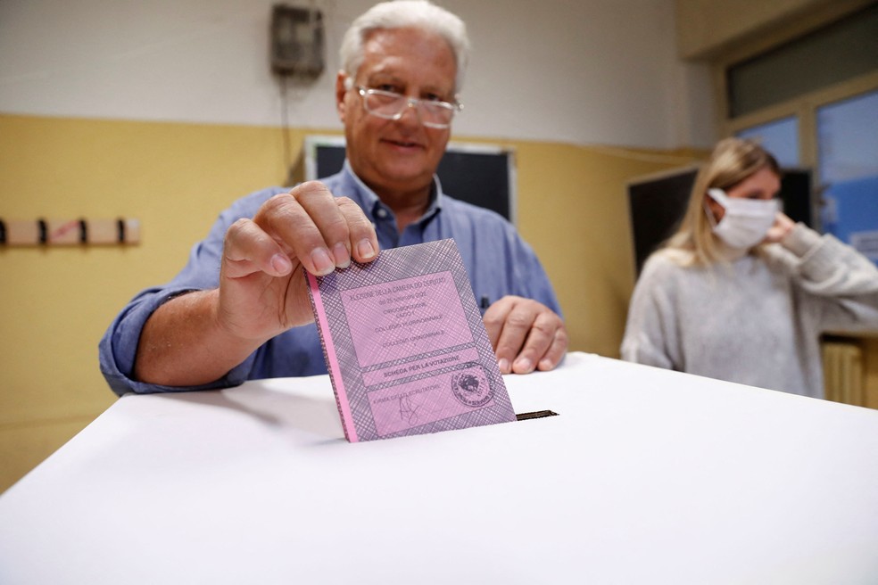 Homem participa das eleições na Itália em 25 de setembro de 2022 — Foto: Remo Casilli/REUTERS