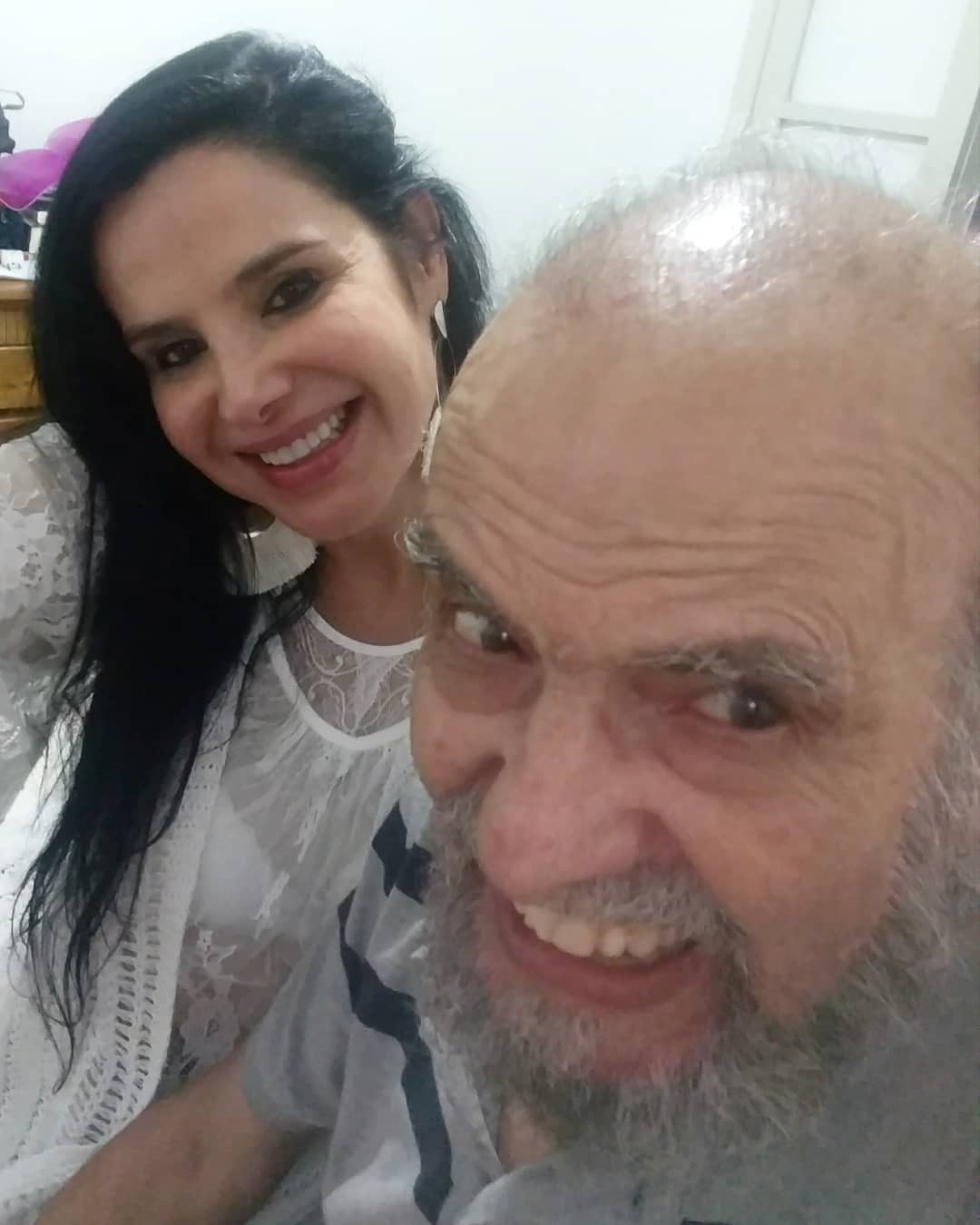 Zé do Caixão com sua filha Liz Marins (Foto: Reprodução/Instagram)