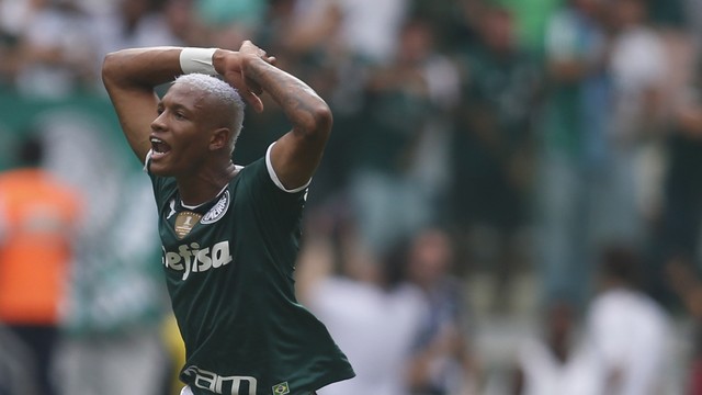 Danilo levanta a torcida do Palmeiras na final do Paulistão