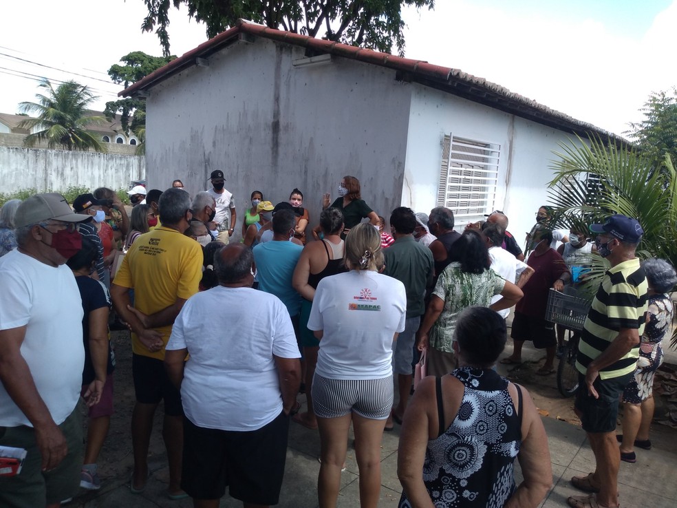 No bairro Potengi, idosos fizeram fila na USF Soledade 2 desde o in&iacute;cio da manh&atilde;, mas s&oacute; chegaram 10 doses de coronavac &mdash; Foto: Luiz Henrique/Cedida