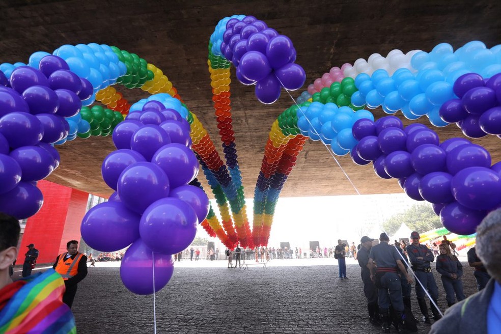 Balões formam arco-íris no vão do Masp durante a 23ª Parada LGBT.  — Foto: Celso Tavares/G1