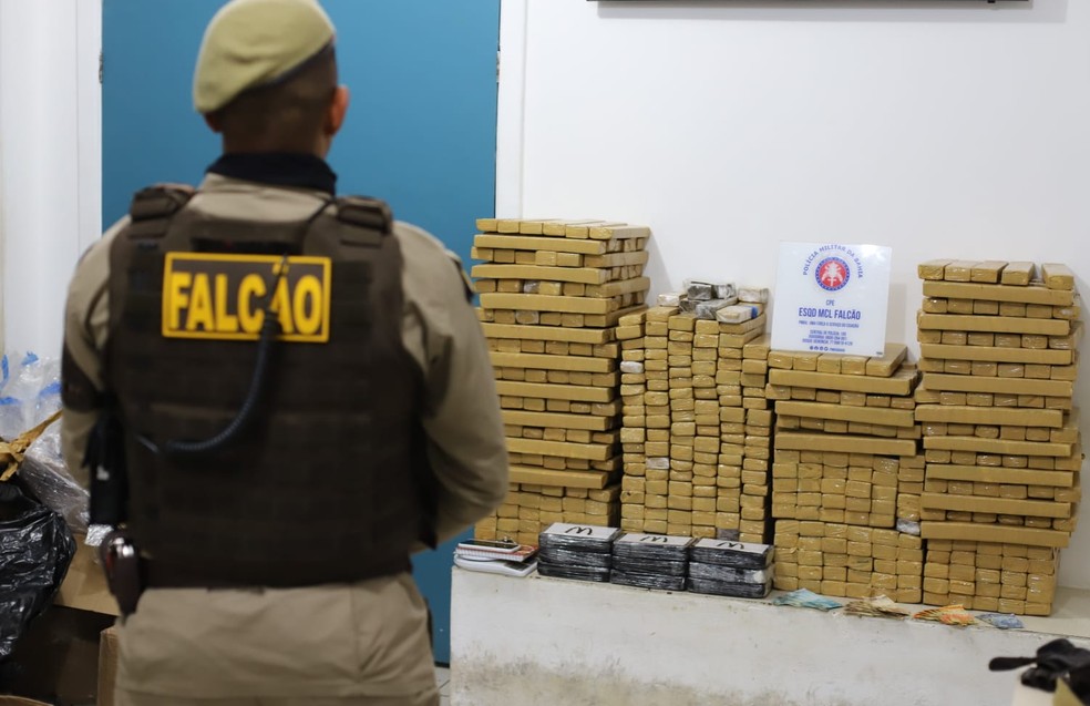 Droga era guardada em im�vel e em carro de luxo. � Foto: Pol�cia Militar